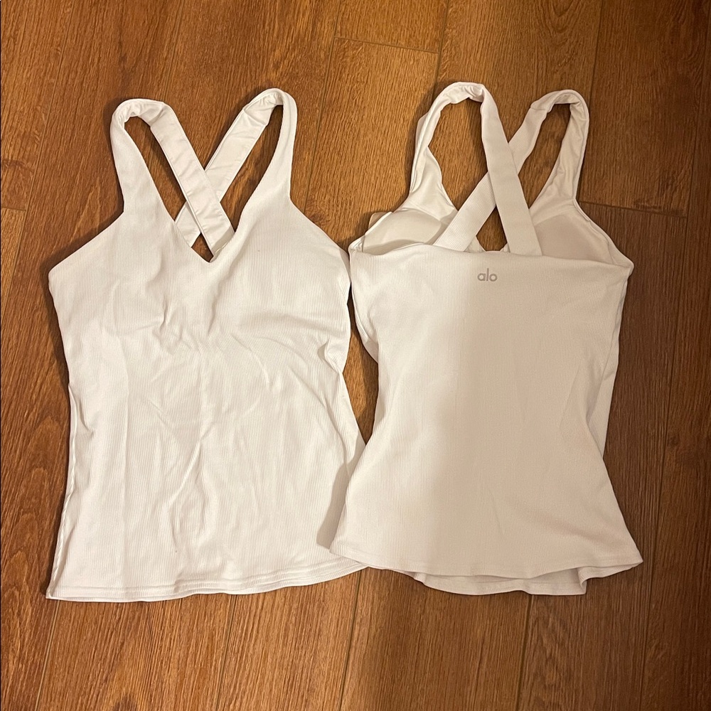 2 alo tank tops
Built in bra